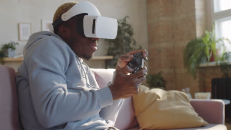 Schwarzer-Mann-Genießt-Zu-Hause-Ein-Videospiel-Auf-Einem-VR-Headset